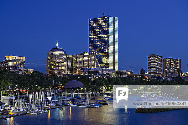 Stadtsilhouette mit Hafen in Boston  Massachusetts  USA