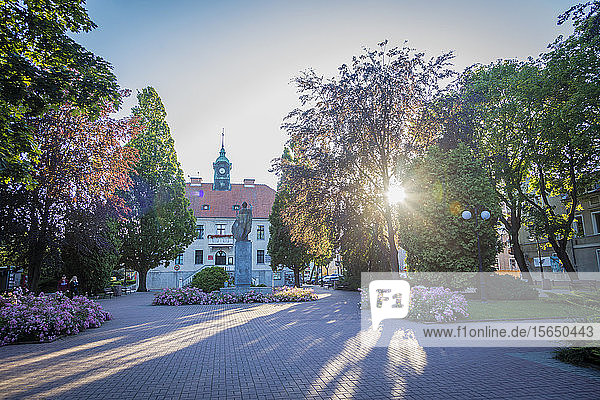 Rathaus hinter Bäumen in Mragowo  Ermland-Masuren  Polen
