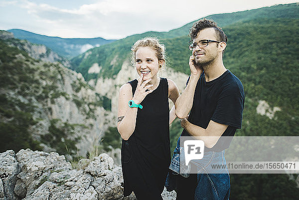 Lächelndes Paar bei den Bergen auf der Krim  Ukraine