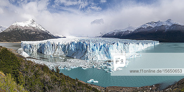 Südlicher Endpunkt des Perito-Moreno-Gletschers  Lago Argentino und Berge  Nationalpark Los Glaciares  UNESCO-Welterbe  Santa Cruz  Argentinien  Südamerika