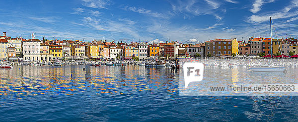 Blick auf den Hafen und die bunten Gebäude der Altstadt  Rovinj  kroatische Adria  Istrien  Kroatien