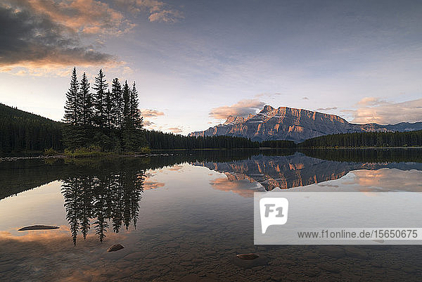 Sonnenaufgang am Two Jack Lake mit Mount Rundle am Horizont  Banff National Park  UNESCO-Weltkulturerbe  Alberta  Rocky Mountains  Kanada
