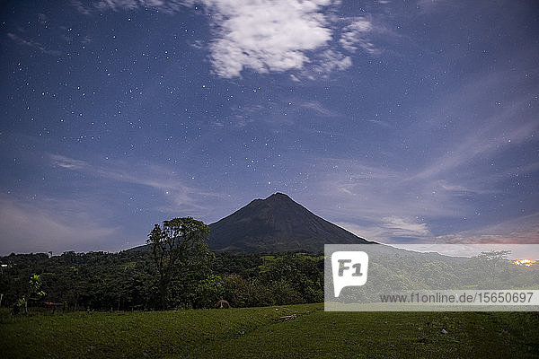 Vulkan Arenal unter dem Sternenhimmel bei Nacht  in der Nähe von La Fortuna  Provinz Alajuela  Costa Rica