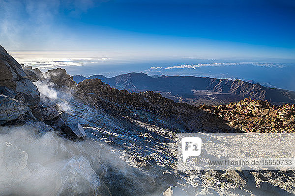 Blick vom Gipfel des Vulkans El Teide im Nationalpark am frühen Morgen  UNESCO Weltkulturerbe  Teneriffa  Kanarische Inseln  Spanien  Atlantik