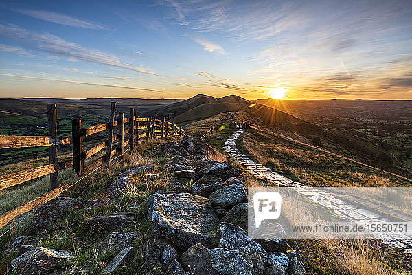 Sonnenaufgang über Lose Hill und Back Tor von Mam Tor  Hope Valley  Peak District  Derbyshire  England  Vereinigtes Königreich