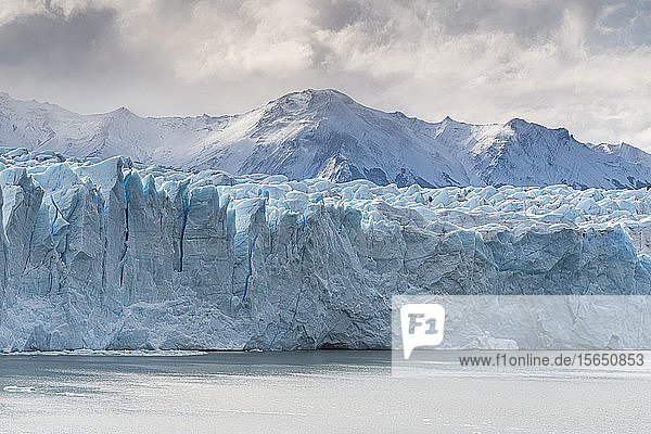 Perito-Moreno-Gletscher und Berggipfel unter einem stimmungsvollen Himmel  Nationalpark Los Glaciares  UNESCO-Welterbe  Santa Cruz  Argentinien  Südamerika