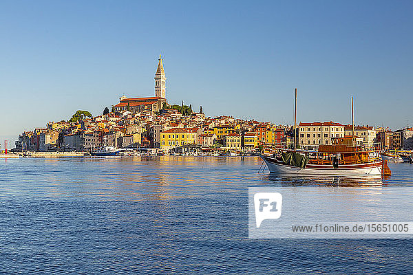 Blick auf den Hafen und die Altstadt mit der Kathedrale der Heiligen Euphemia  Rovinj  Istrien  Kroatien  Adria