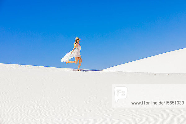 Frau  die über die Gipssanddüne läuft  White Sands  New Mexico  Vereinigte Staaten von Amerika
