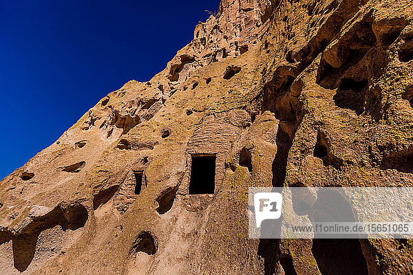 Höhlenwohnungen an der Steilwand der Pueblo-Indianerruinen im Bandelier National Monument  New Mexico  Vereinigte Staaten von Amerika