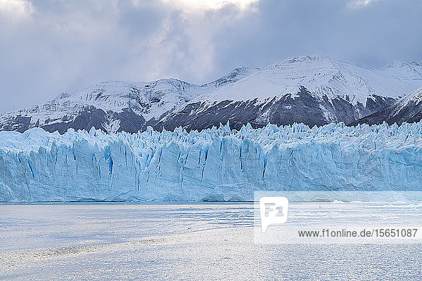 Südlicher Ausläufer des Perito-Moreno-Gletschers unter einem stimmungsvollen Himmel  Nationalpark Los Glaciares  UNESCO-Welterbe  Santa Cruz  Argentinien  Südamerika