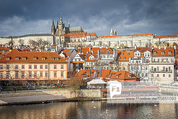 Veitsdom und Prager Burg von der Karlsbrücke aus gesehen  UNESCO-Weltkulturerbe  Prag  Tschechische Republik