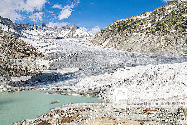 Gletschersee und Rhonegletscher teilweise durch Decken geschützt  um das Schmelzen zu verlangsamen  Gletsch  Kanton Wallis  Schweiz
