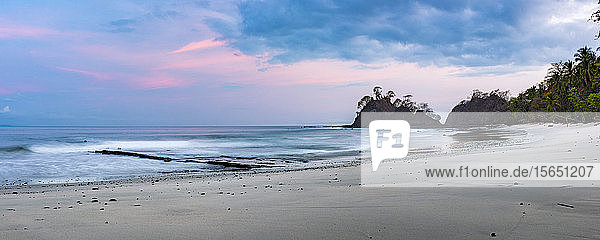 Strand von Punta Leona bei Sonnenaufgang  Provinz Puntarenas  Pazifikküste von Costa Rica