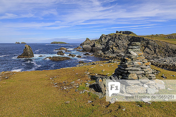 Isle of Fethaland  lichened cairn  Klippen  Stacks  Isle of Gruney  Ramna Stacks  North Roe  Festland  Shetlandinseln  Schottland
