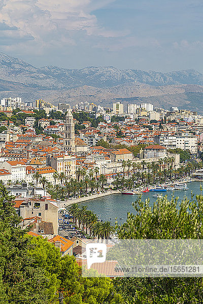 Panoramablick von oben auf die Stadt Split und die Kathedrale des Heiligen Domnius  Split  Dalmatinische Küste  Kroatien