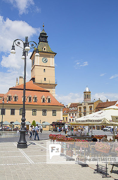 Restaurants im Freien  Piata Sfatului (Ratsplatz)  Brasov  Region Siebenbürgen  Rumänien  Europa