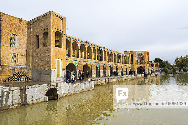 Pol-e Khadju-Brücke über den Fluss Zayanderud  Isfahan  Iran  Naher Osten