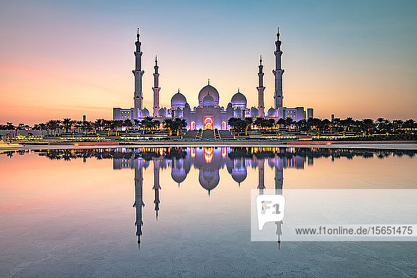 Abu Dhabis prächtige Große Moschee mit Blick auf einen spiegelnden Pool  Abu Dhabi  Vereinigte Arabische Emirate  Naher Osten