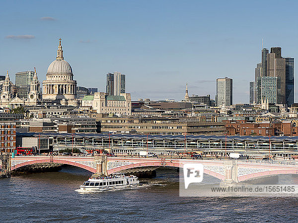 Blick auf die City of London mit der Blackfriars Bridge über die Themse und der St. Paul's Cathedral  London  England  Vereinigtes Königreich  Europa