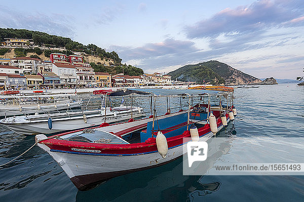 Touristenboote und die Stadt Parga im Hintergrund  Parga  Preveza  Griechenland