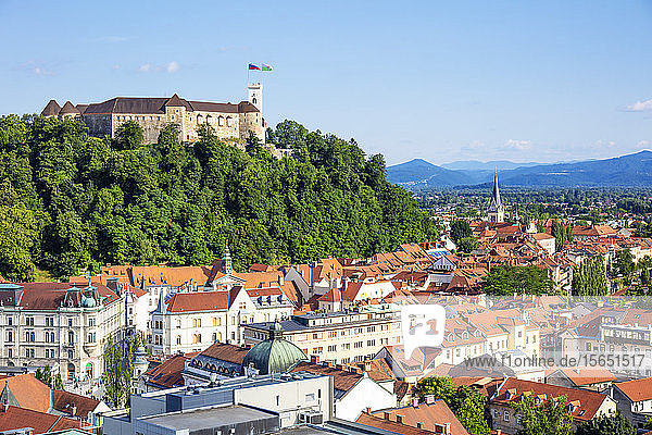 Skyline von Ljubljana mit Blick auf die Stadt und den Komplex der Burg von Ljubljana auf dem Burgberg  Ljubljana  Slowenien