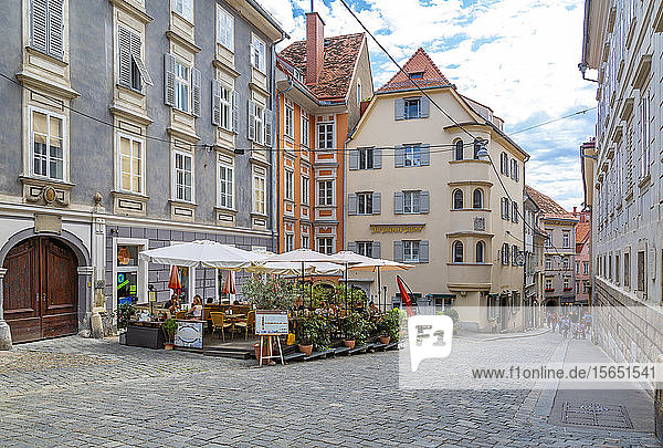 Blick auf bunte Architektur und Cafés  Graz  Steiermark  Österreich. Europa