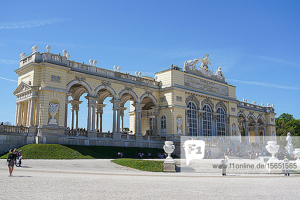 Die Gloriette im Schlossgarten von Schonbrunn  UNESCO-Weltkulturerbe  Wien  Österreich  Europa