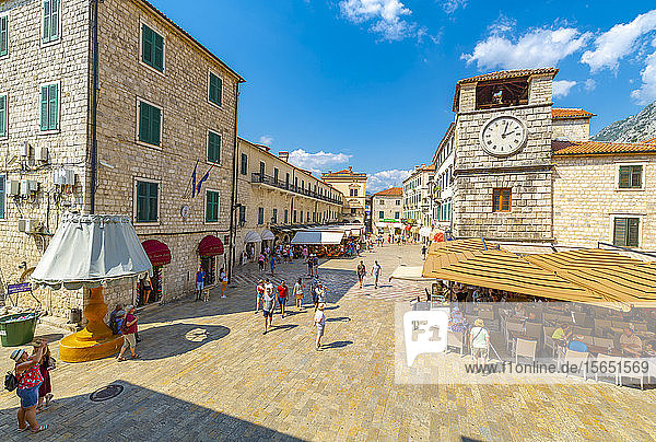 Blick auf den Uhrenturm in der Altstadt von Kotor  UNESCO-Weltkulturerbe  Kotor  Montenegro  Europa