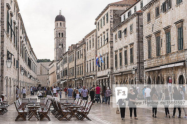 Stradun (Hauptstraße) in der Altstadt von Dubrovnik und die Franziskanerkirche und das Franziskanerkloster  UNESCO-Weltkulturerbe  Dubrovnik  Kroatien  Europa