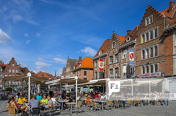 Restaurants in Der große Platz  Tournai  Belgien  Europa