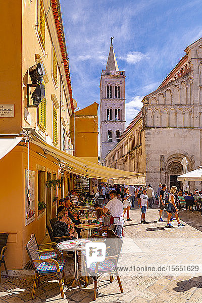 Blick auf ein belebtes Restaurant und die Kathedrale der Heiligen Anastasia  Zadar  Gespanschaft Zadar  Region Dalmatien  Kroatien  Europa