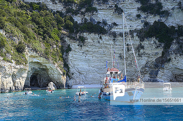 Touristenboote bei den Blauen Höhlen  Paxos  Ionische Inseln  Griechische Inseln  Griechenland  Europa