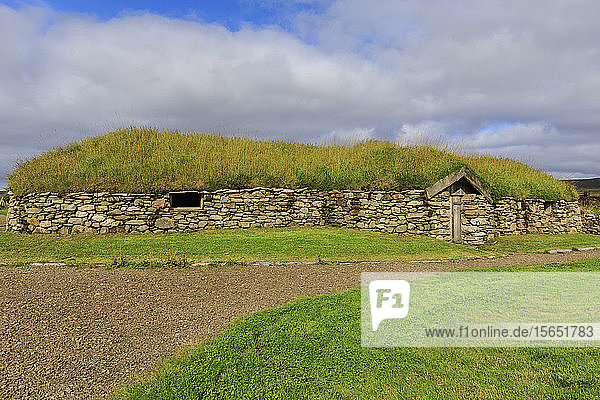 Nachbildung eines Langhauses der Wikinger  Torfdach  Haroldswick  Insel Unst  Shetlandinseln  Schottland  Vereinigtes Königreich  Europa