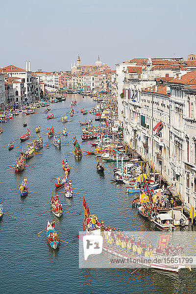 Die Boote der historischen Prozession für die historische Regatta auf dem Canale Grande in Venedig  UNESCO-Weltkulturerbe  Venetien  Italien