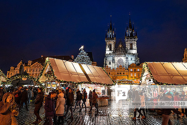 Weihnachtsmärkte auf dem Prager Altstädter Ring  UNESCO-Weltkulturerbe  Prag  Tschechische Republik