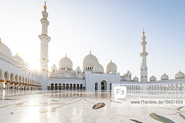 Die Kuppeln und Minarette der Großen Moschee von Abu Dhabi mit Blick auf den großen marmorgefliesten Innenhof  Abu Dhabi  Vereinigte Arabische Emirate  Naher Osten