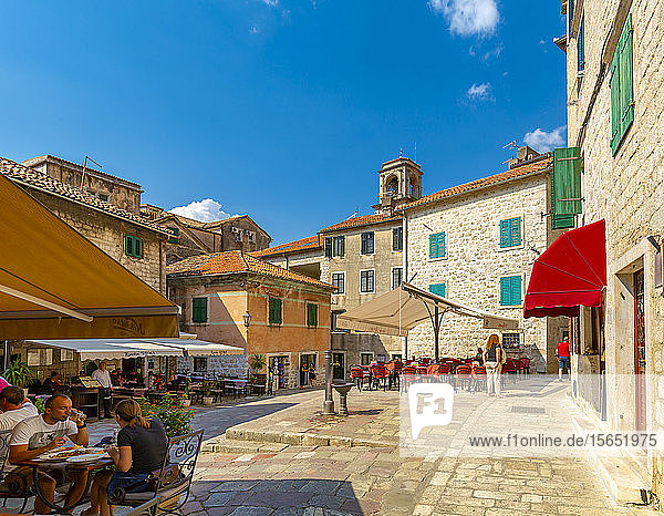 Blick auf Cafés in der Altstadt  UNESCO-Weltkulturerbe  Kotor  Montenegro  Europa