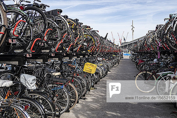 Fahrräder auf einem Parkplatz in der Stadt gegen den Himmel geparkt  Amsterdam  Niederlande