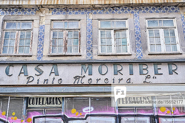 Portugal  Porto  Niedriger Blickwinkel auf die Fassade eines Geschäftshauses