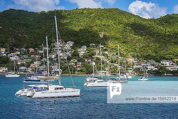 Boote vor Anker in Port Elizabeth  Bequia  St. Vincent und die Grenadinen  Karibik