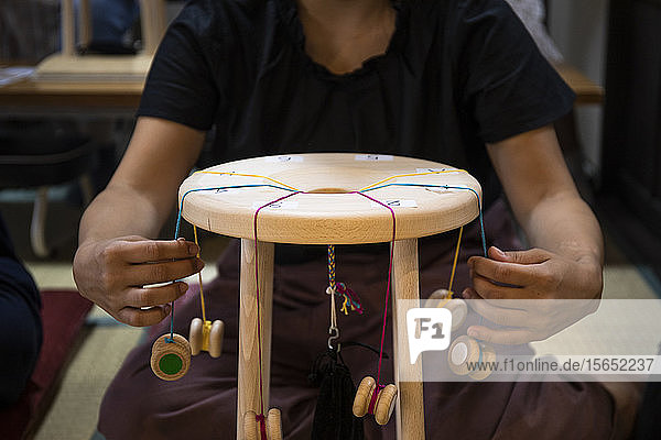Japan  Takayama  Kunsthandwerkerin stellt traditionelle Armbänder her