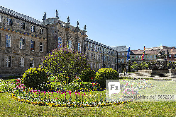 Neues Schloss Bayreuth vor strahlend blauem Himmel  Franken  Deutschland