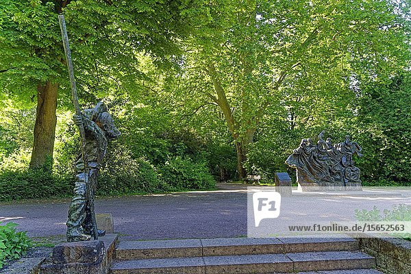 Bronzestatue Faehrmann hol ueber  Domgarten  Speyer  Rheinland Pfalz  Deutschland  Europa