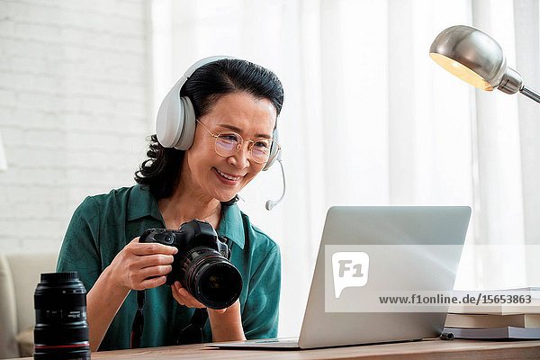 Online learning photography in the elderly