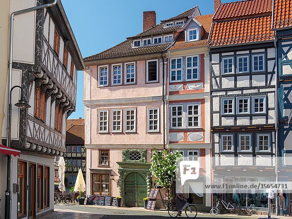 Altstadthäuser in traditioneller Fachwerkbauweise an der Marktstraße. Die mittelalterliche Stadt und das Heilbad Bad Langensalza in Thüringen. Europa  Mitteleuropa  Deutschland.