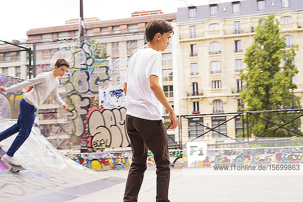Teenager-Jungen  die im Freien skateboarden