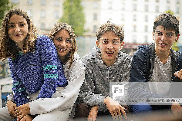 Freunde im Teenageralter sitzen im Freien