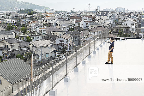 Hochwinkelaufnahme eines Japaners auf einem Dach in einer städtischen Umgebung.