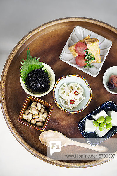 Hochauflösende Nahaufnahme einer Auswahl vegetarischer japanischer Lebensmittel in einem Cafe.