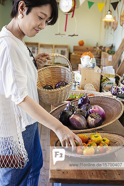Japanische Frauen kaufen frisches Gemüse in einem Hofladen ein.